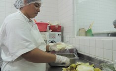 Sala de preparo de verduras conta com três funcionários