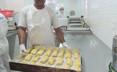 Salgados são produzidos durante o período da tarde