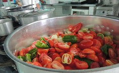 Verduras preparadas para serem adicionadas aos pratos em cozimento