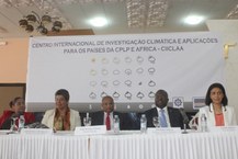 Judite do Nascimento, reitora da Universidade de Cabo Verde; Georgina de Mello, diretora-geral da CPLP; primeiro-ministro de Cabo Verde, José Maria Neves; ministro do Ambiente, Habitação e Ordenamento do Território, Antero Veiga; e presidente do INMG, Ester de Brito