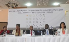 Judite do Nascimento, reitora da Universidade de Cabo Verde; Georgina de Mello, diretora-geral da CPLP; primeiro-ministro de Cabo Verde, José Maria Neves; ministro do Ambiente, Habitação e Ordenamento do Território, Antero Veiga; e presidente do INMG, Ester de Brito