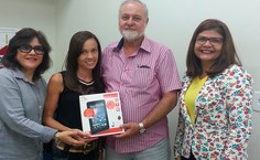 A Proest entrega o tablet a estudante do Campus Arapiraca