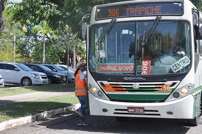 Educadores da SMTT entregam material da campanha aos motositas de ônibus