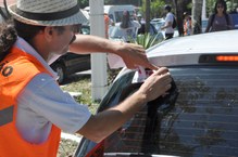 Adesivos com o slogan Eu respeito essa relação - carro e ciclista foram colodos nos carros