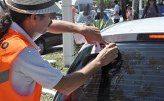 Adesivos com o slogan Eu respeito essa relação - carro e ciclista foram colodos nos carros
