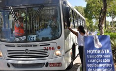 Motoristas de ônibus recebram material de divulgação da campanha
