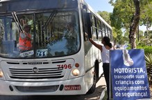 Motoristas de ônibus recebram material de divulgação da campanha