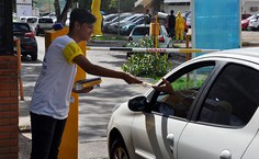 Panfletos foram distribuídos aos motoristas na porta da Ufal