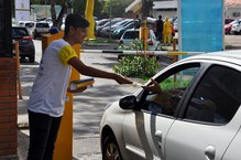 Panfletos foram distribuídos aos motoristas na porta da Ufal