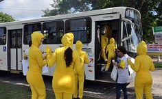 Por meio de performances teatrais nos ônibus, abordagem foi feita de forma lúdica