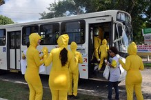 Por meio de performances teatrais nos ônibus, abordagem foi feita de forma lúdica