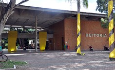 Reitoria está decorada na cor amarela