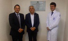 O superintendente do HU, Paulo Teixeira, ao lado do Reitor Eurico Lôbo e do Professor Thiago Sotero Fragoso