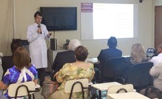 Professor Thiago Sotero Fragoso apresenta a estrutura da Unidade de Reumatologia ao reitor Eurico Lôbo e membros do corpo médico do HU