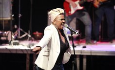 Sandra de Sá brilhou no palco Gustavo leite e empolgou o público do Femufal