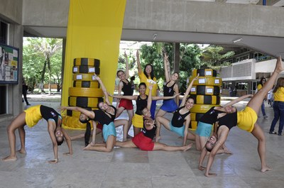 Leonéa Santiago (ao centro) e as integrantes do Gymnart