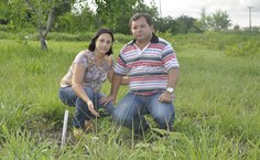 Daniela Alcântara e o marido Roberto Teixeira foram homenagear o irmão dela, Valdemir Alcântara