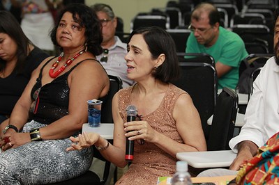 Professora Clara Suassuna (ao centro) falou sobre as Políticas de Ações Afirmativas  na Ufal