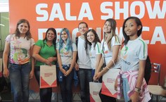 Da esquerda para direita- Alice Barbosa trouxe alunos do Colégio Multivisão para o Caiite 1