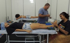 Participantes em sessões de reflexologia e massagem