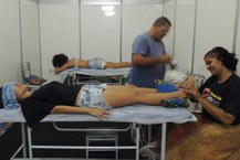 Participantes em sessões de reflexologia e massagem