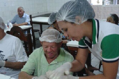 Os idosos assistiram a preparacao da receita e depois manipularam a massa