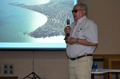 Vicente Ferreira mostrando imagens do alto de Maceió