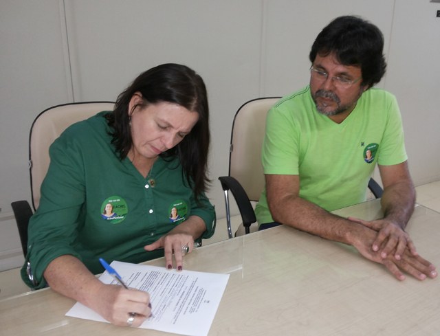 Os professores Rachel Rocha e Zé Carlos formam a chapa 2 (foto da página oficial dos candidatos)