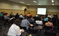 Participantes atentos ao debate sobre violência