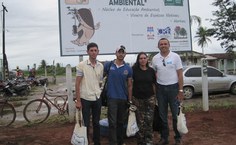 Professores Flávia e Vieira com os alunos que integram o programa