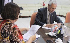 A vice-reitora Rachel Rocha e o representante da universidade americana na assinatura do convênio