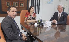 O coordenador do LCCV, Adeildo Ramos Júnior, a vice-reitora Rachel Rocha e o representante da universidade americana, Ives Berthelot