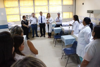 Estiveram presentes na inauguração, o superintendente do Hu, Paulo Teixeira; professor Duílio Marsiglia, gerente Administrativo; Lindinalva Freitas, chefe da Divisão de Enfermagem; Iramirton Moreira, chefe da unidade da Criança e do Adolescente Linda Délia Pedrosa, pediatra e coordenadora da Unidade Neo Natal