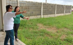 Regina Coeli apresenta para Rachel as áreas onde as árvores serão plantadas na parte interna do bloco de salas de aula 1