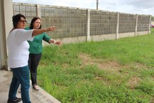 Regina Coeli apresenta para Rachel as áreas onde as árvores serão plantadas na parte interna do bloco de salas de aula 1