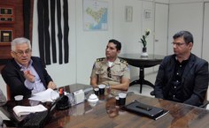 Reitor Eurico Lôbo recebe o major Alexandre Costa (terno preto), coordenador estadual de Polícia Comunitária e sua equipe
