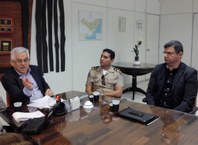 Reitor Eurico Lôbo recebe o major Alexandre Costa (terno preto), coordenador estadual de Polícia Comunitária e sua equipe