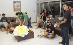 Antes de desocupar o gabinete, estudantes limparam a recepção e mostraram que nada foi depredado