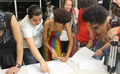 Antes de desocupar o gabinnete, estudantes assinam documentos