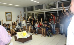 Estudantes concordam em desocupar gabinete após acordo com a gestão da Ufal