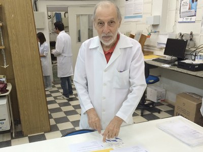 Professor Luiz Antonio, coordenador do Laboratório de DNA Forense, demonstrando o kit para a coleta de células bucais utilizado pelo TJ de AL | nothing