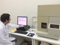 Professor Dalmo Almeida Azevedo, no computador analisador de DNA
