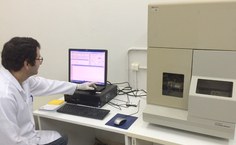 Professor Dalmo Almeida Azevedo, no computador analisador de DNA