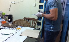 Filipe Caetano fazendo a coleta de imagens em cartório de Atalaia