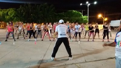 Atividade de dança realizada na Praça da Igreja, em Delmiro Gouveia