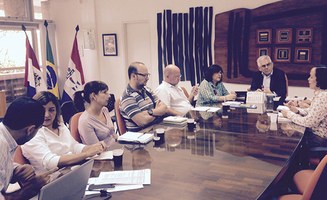 Reitor reúne equipe para discutir situação de bolsas com pendências