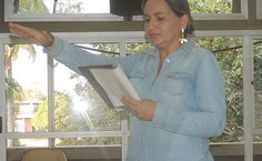 Edilene lê o juramento durante a colação