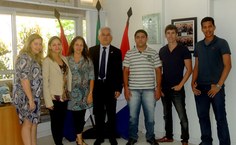 Reitor Eurico Lôbo, entre membros do GSG e vencedores de concorrência das cantinas e restaurantes