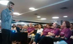 Escritor Fernando Aguzzoli fala sobre vivência com sua avó e lota evento em livraria de Maceió