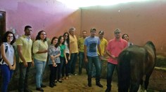 Estudantes de Medicina Veterinária aprendem e repassam conhecimentos em campo